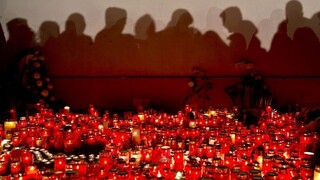 Rumunsko sa spamätáva z tragédie, ktorá si vyžiadala desiatky obetí