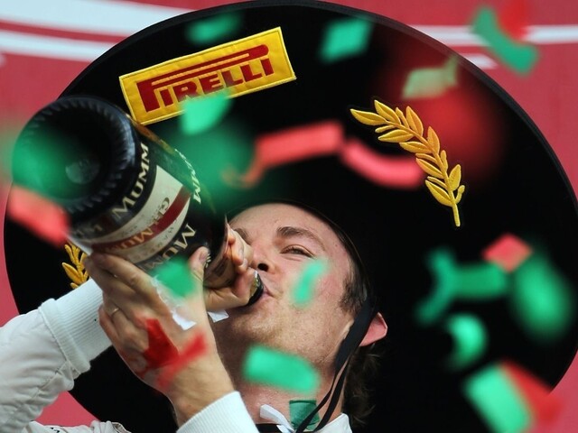 Rosberg v Mexiku so štvrtým víťazstvom v sezóne a sombrerom na hlave