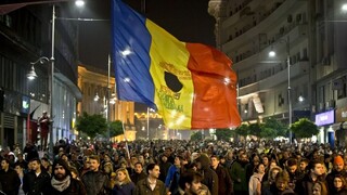 Rumunský premiér odstupuje. Dôvodom nie sú kauzy, ale požiar