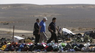 Pád ruského lietadla spôsobil podľa vyšetrovateľov výbuch, Američania hovoria o bombe