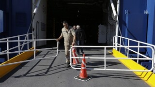 Pre štrajk gréckych lodiarov sa na ostrovoch hromadia utečenci