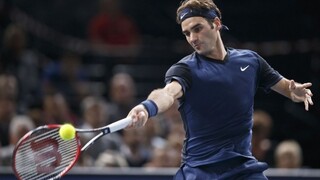 Federer v Paríži skončil na rakete Isnera, Berdych ide ďalej