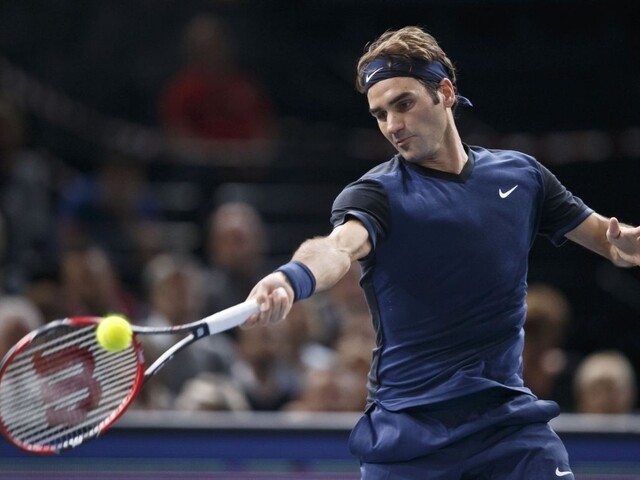 Federer v Paríži skončil na rakete Isnera, Berdych ide ďalej