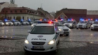 Pri tankovaní si dávajte pozor na autá s majákom, majú prednosť