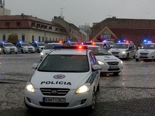 Pri tankovaní si dávajte pozor na autá s majákom, majú prednosť