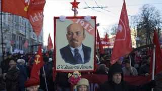 Rusi si na Červenom námestí zaspomínali na vojnu aj boľševickú revolúciu