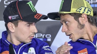 Bude to Rossi alebo Lorenzo? Fanúšikovia s napätím čakajú na posledné preteky