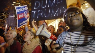 Odporcovia Trumpa protestovali proti vystúpeniu v televíznej šou