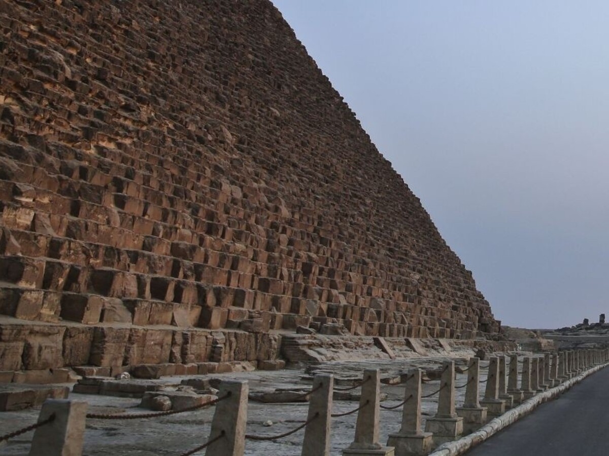 Skenovanie Veľkej pyramídy odhalilo anomáliu: Čo je pod východnou časťou?