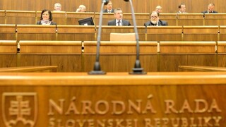 Rokovanie parlamentu: Poslanci schválili vyššie príspevky na deti, polepšia si aj pracujúci