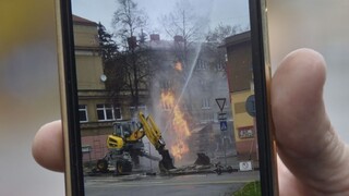 V Novej Dubnici bager prerazil plynové potrubie, plamene šľahali do výšky 10 metrov