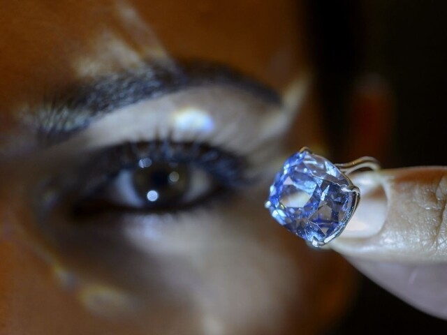Diamant Blue Moon vydražili za rekordnú sumu