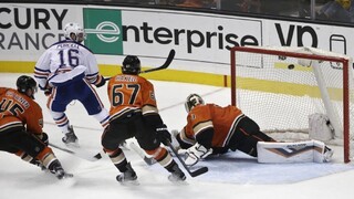 Sekera má podiel na výhre Edmontonu, prihral na víťazný gól