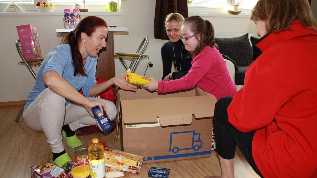 SČK a Kaufland odovzdali rodinám v núdzi 31 ton potravín