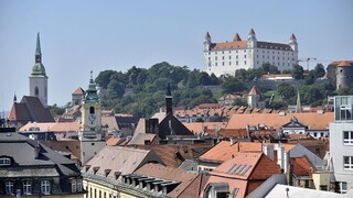 Dominanty Bratislavy sa rozsvietia domodra. Slovensko si tak pripomenie viaceré výročia