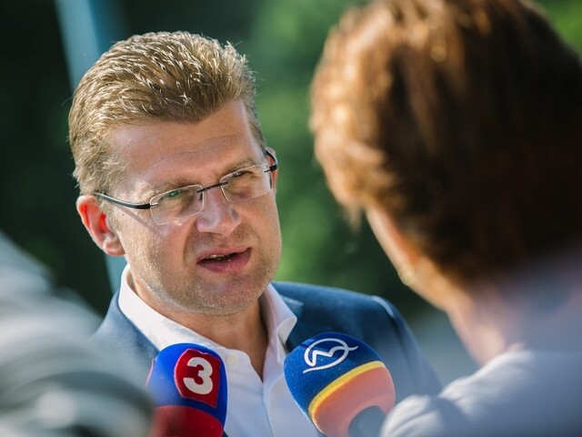 Výbor si o kauze kompa nič nové nevypočul, minister a poslanci Smeru neprišli