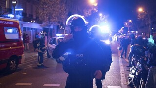 Parížom otriasli teroristické útoky, teroristi vraždili na šiestich miestach