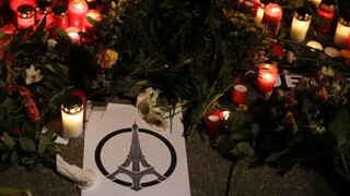 Dvaja páchatelia útokov v Paríži sa zrejme dostali do Európy cez Grécko