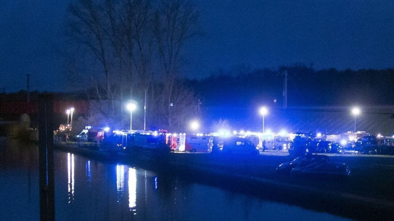 Francúzsky vlak skončil v rieke, hlásia obete