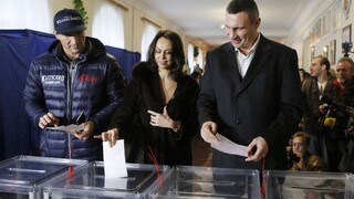 Ukrajinci volili v komunálnych voľbách, na Kryme a v Donbase sa nehlasovalo