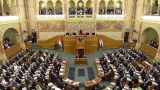 Maďarský parlament zaviazal vládu, aby podala podnet proti utečeneckým kvótam