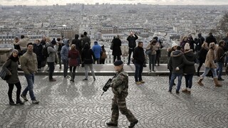 V Paríži panuje pokojná atmosféra, v uliciach hliadkujú vojaci