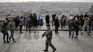 V Paríži panuje pokojná atmosféra, v uliciach hliadkujú vojaci