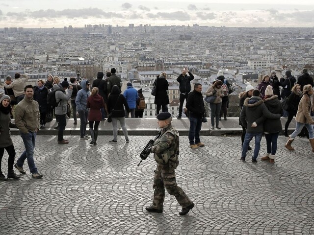 V Paríži panuje pokojná atmosféra, v uliciach hliadkujú vojaci