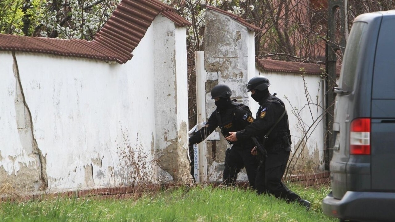 Maďarská protiteroristická jednotka našla pri razii zbrane a laboratórium na výbušniny