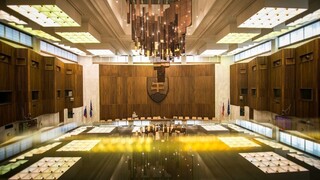 Obrázky na cigaretových krabičkách aj materská dávka prešli parlamentom