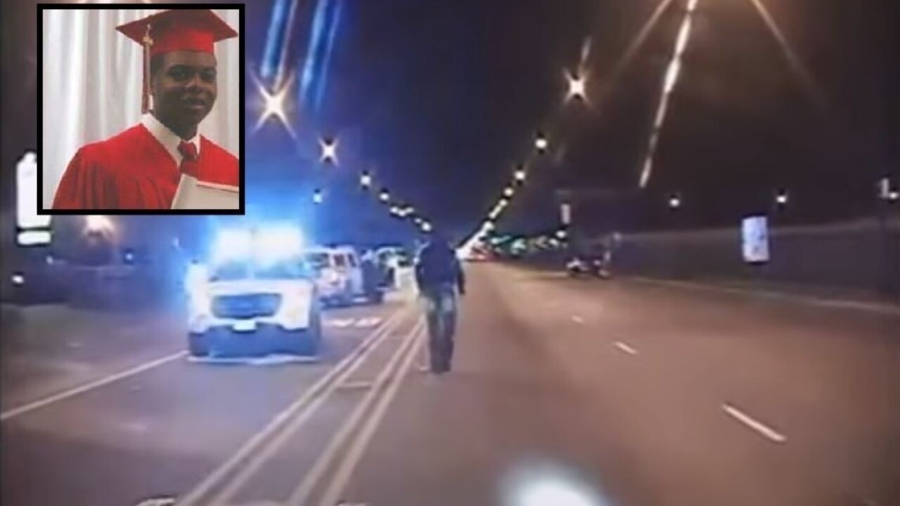 Policajt zastrelil černošského mladíka 16 ranami, v Chicagu vyšli do ulíc