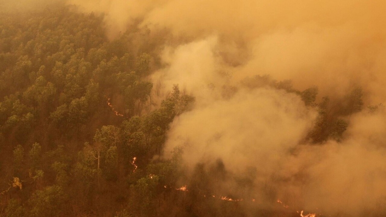 Indonéziu ničia plamene ako nikdy v dejinách. Slnko nevidno mesiace