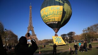 Paríž sa pripravuje na kľúčový klimatický samit, poznačili ho nedávne útoky
