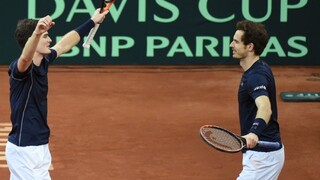 Bratia Murrayovci zvládli štvorhru, Briti vedú vo finále Davis Cupu