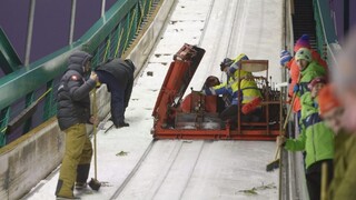 V druhom podujatí svetového pohára v skokoch na lyžiach robí počasie poriadnu šarapatu