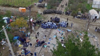 Migrantov rozzúril macedónsky plot, strety si vyžiadali zranených