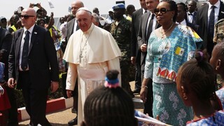 Pápež František pricestoval do vojnou zmietanej Stredoafrickej republiky