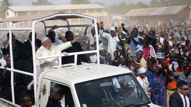 Pápež František sa stretol s africkými moslimami, navštívil aj mešitu