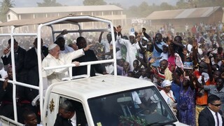 Pápež František sa stretol s africkými moslimami, navštívil aj mešitu