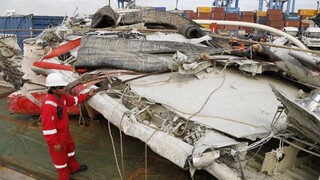 Pád lietadla spoločnosti AirAsia zavinila aj chyba posádky