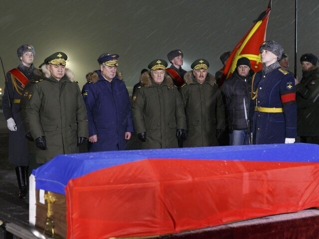 Pochovali ruského pilota zostreleného bombardéra, na rozlúčku prišli stovky ľudí