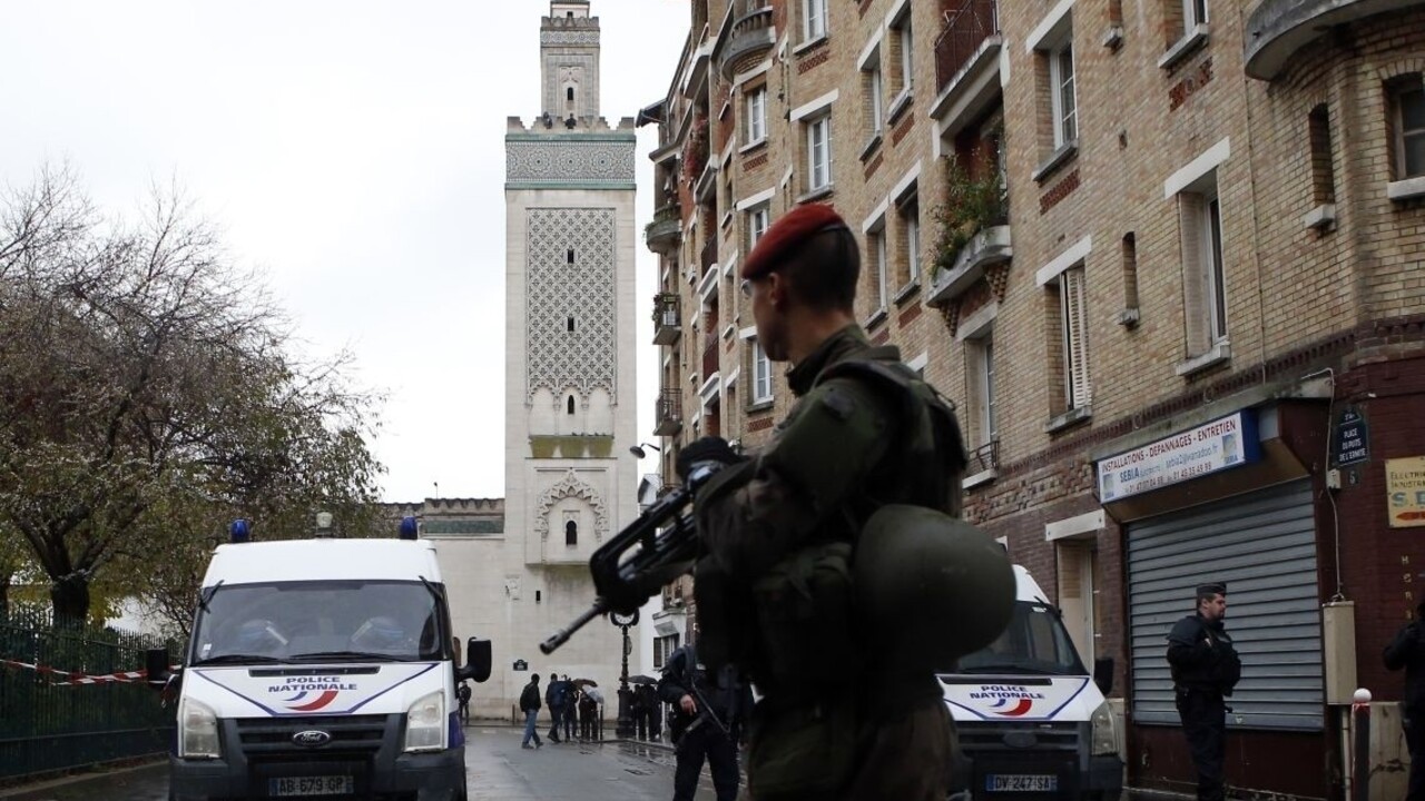 Francúzi zatvárajú radikálne mešity, nachádzajú zbrane a propagandu
