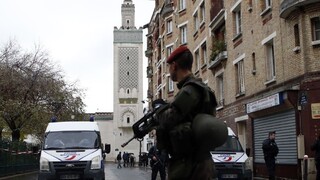 Francúzi zatvárajú radikálne mešity, nachádzajú zbrane a propagandu