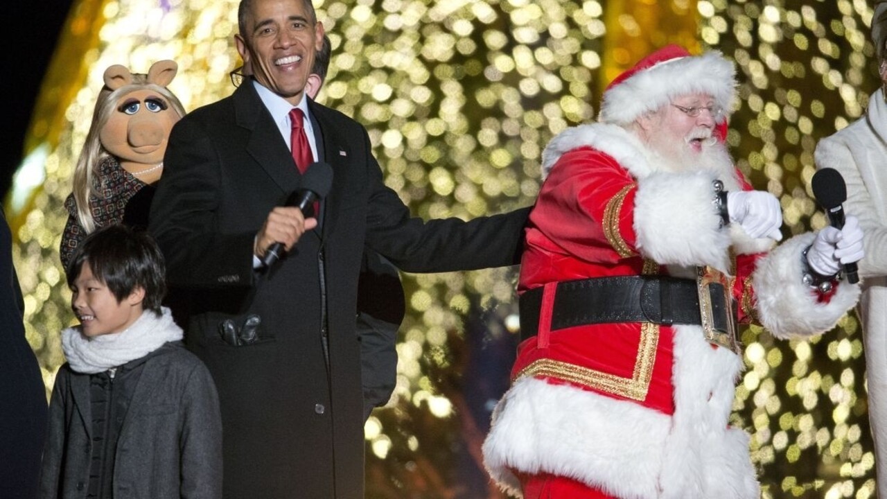 Obama rozsvietil vianočný stromček, spomenul si aj na obete streľby