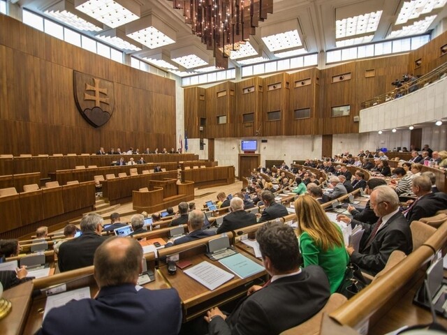 Počas diskusie o protiteroristickom balíčku vyčítali Ficovi väzňov z Guantánama