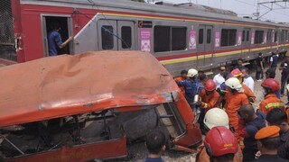 Zrážku osobného vlaku s minibusom neprežilo najmenej 18 ľudí