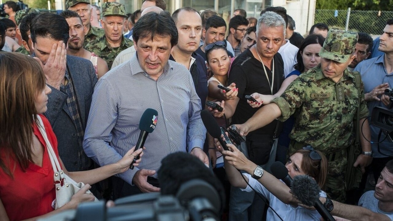 Má rád novinárky, ktoré si kľaknú. Prostoreký srbský minister končí