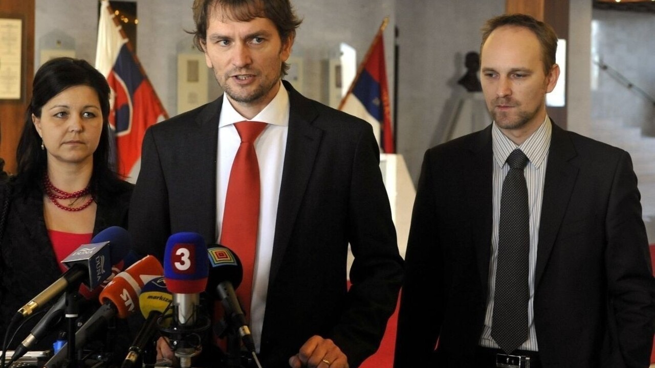 Nepoložíme pravicovú vládu, zaviazali sa v zmluve kandidáti matovičovcov