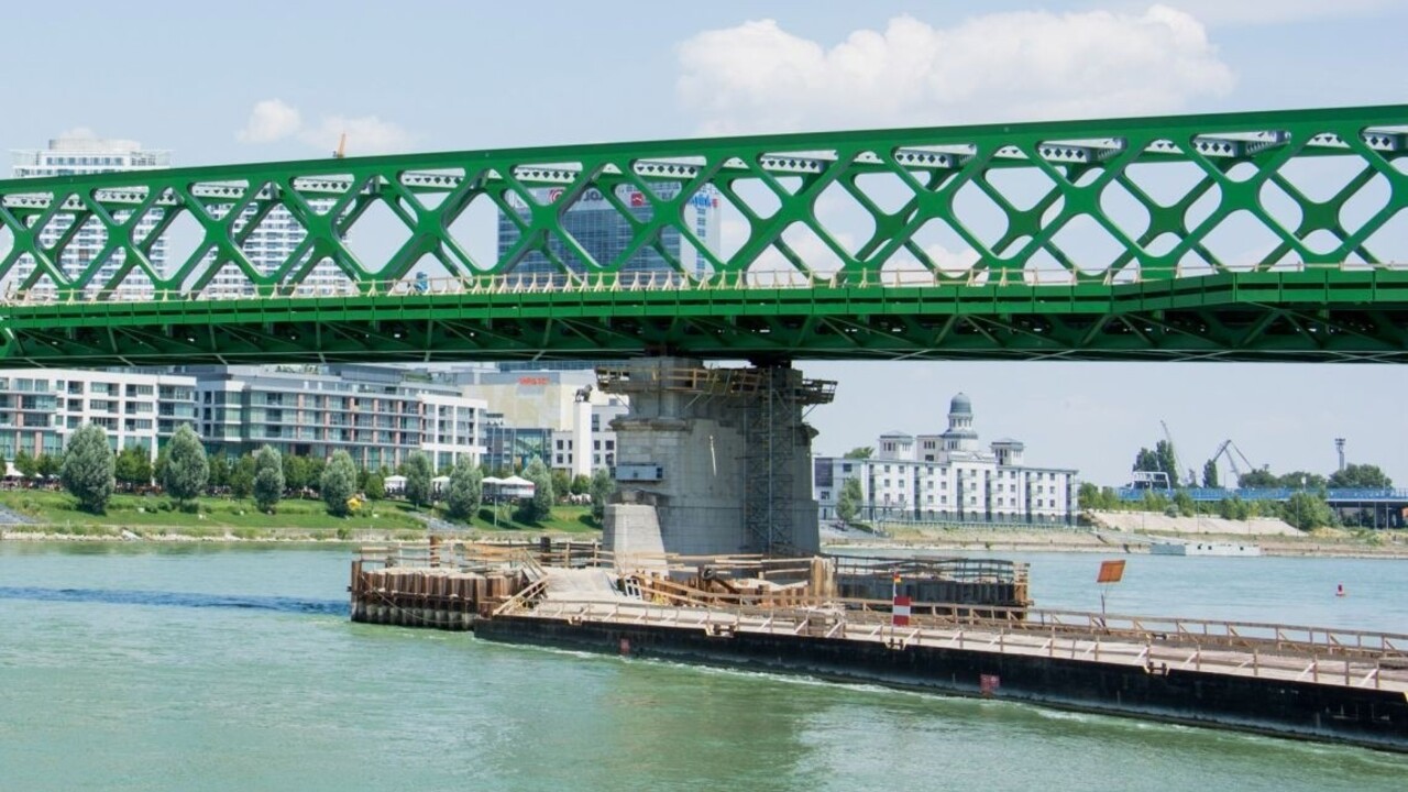 Nový bratislavský most chcú pomenovať po mužovi, ktorý čelil tankom