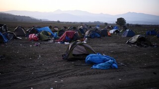 Grécka polícia odviezla stovky migrantov od hraníc s Macedónskom